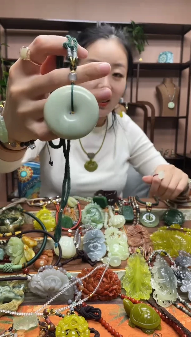 未镶嵌岫玉颈饰·