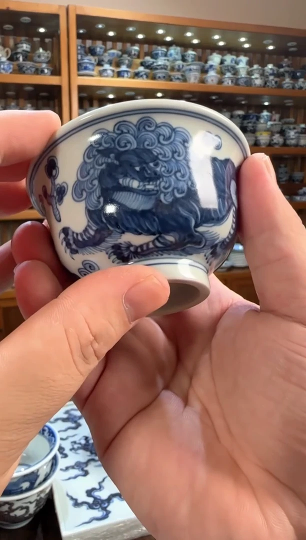 青花狮子纹小压手杯