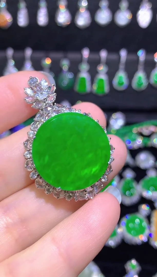 颈饰18K金镶嵌翡翠高冰满绿阳绿无事牌吊坠一刀切