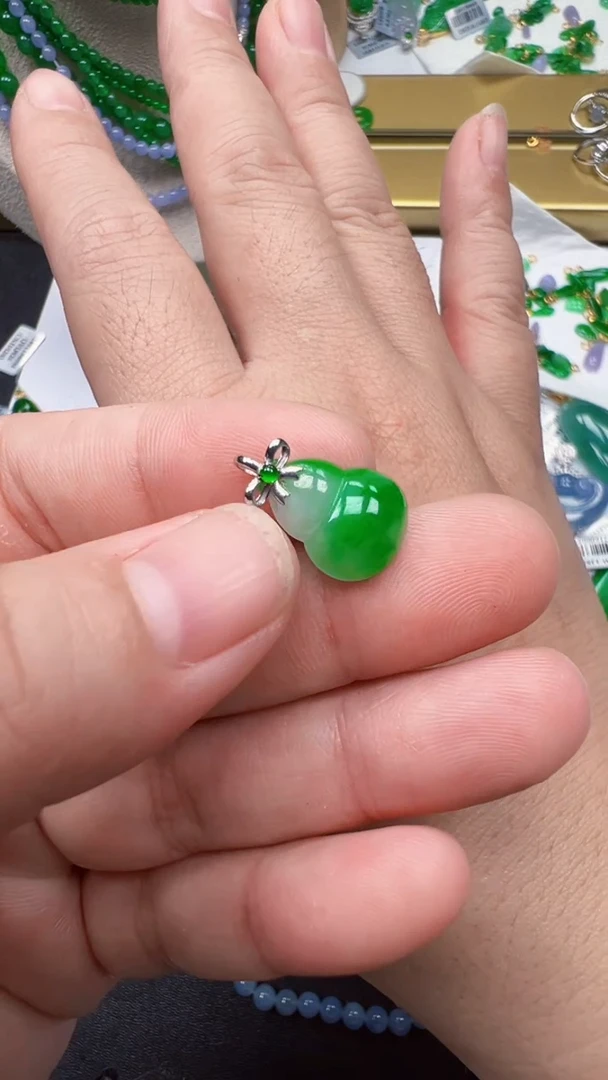 翡翠18K金镶嵌颈饰葫芦