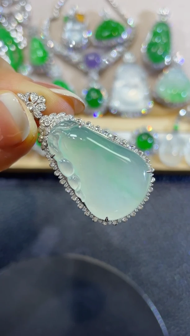 颈饰18K金镶嵌翡翠1