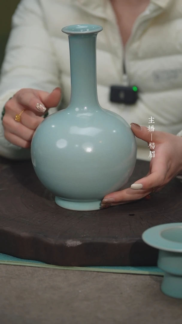 【闪购商品】长颈鼓腹瓶（君子微瑕）—龙眉