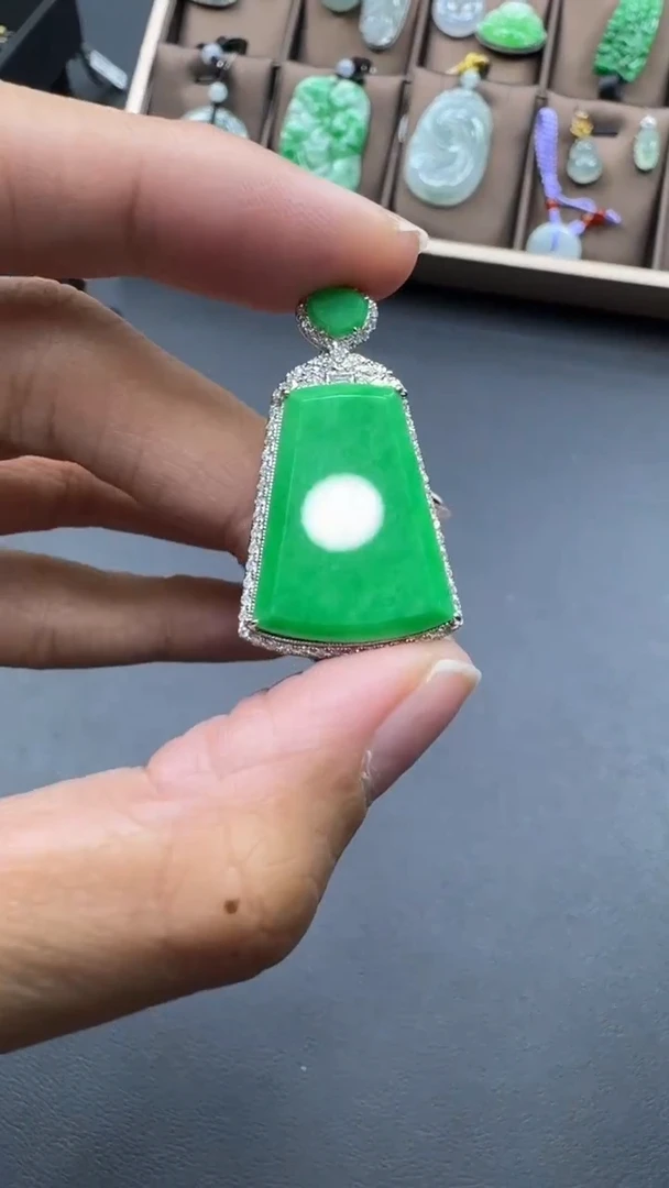 颈饰18K金镶嵌翡翠飞**扬挂件