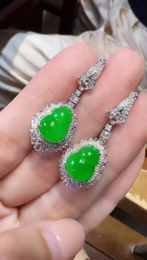 18K金镶嵌翡翠耳环葫芦