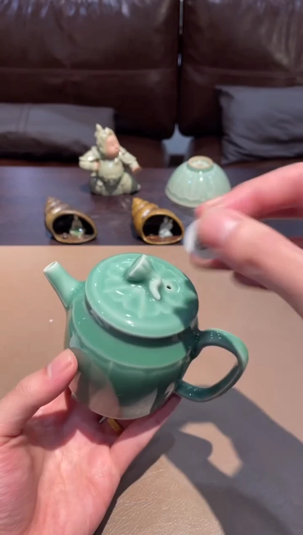 86窑承青瓷莲纹壶