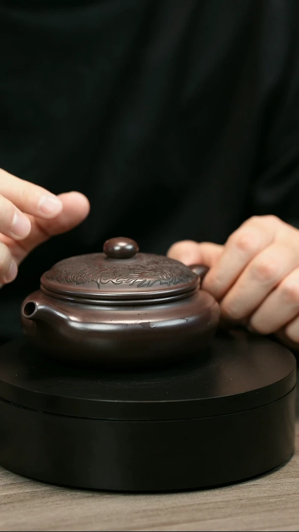 茶壶紫砂s**eH1957李传荣紫泥龙刻扁腹