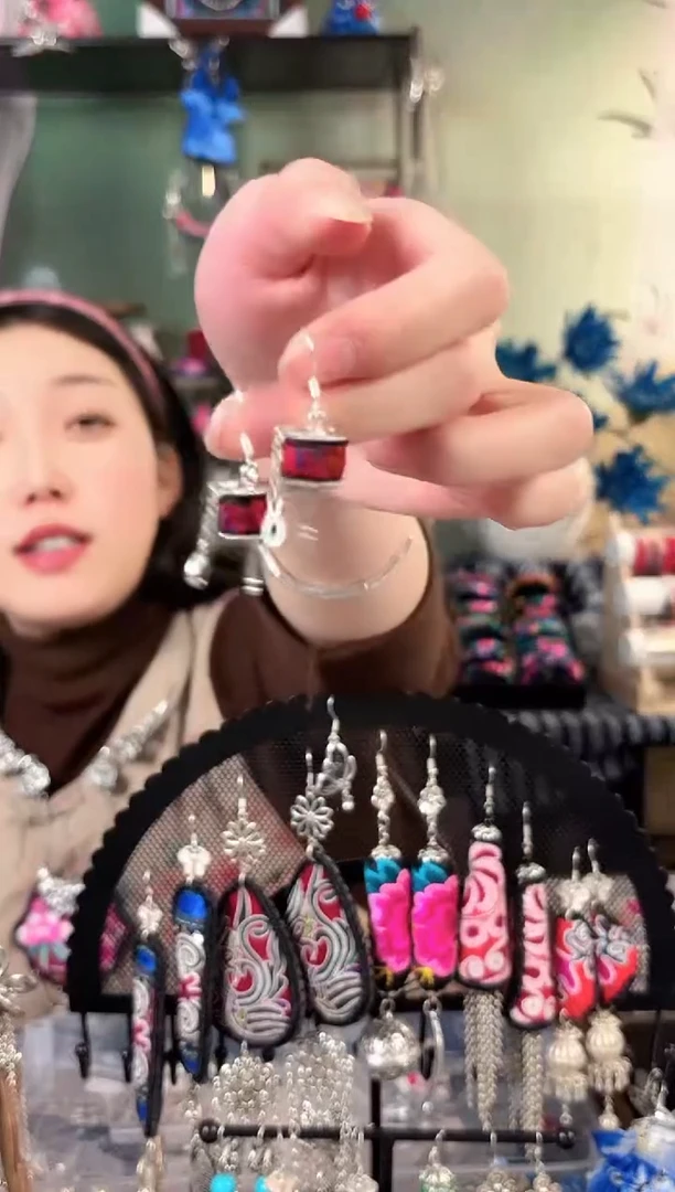 彩云南阁非遗老绣饰品143*