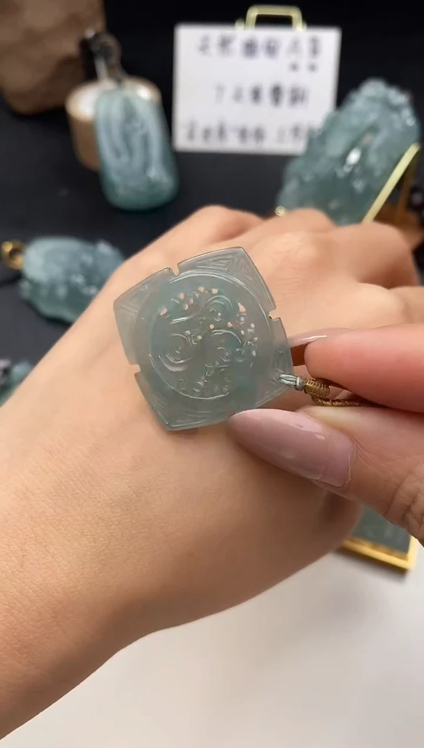 翡翠未镶嵌颈饰仿古龙牌