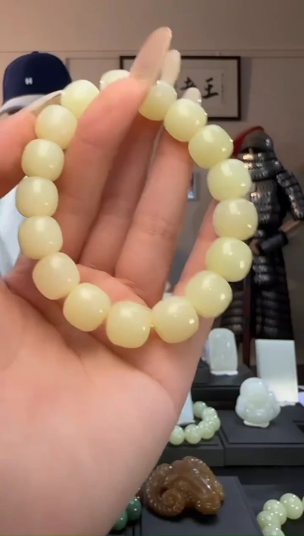 颈饰未镶嵌和田玉黄口老型手串