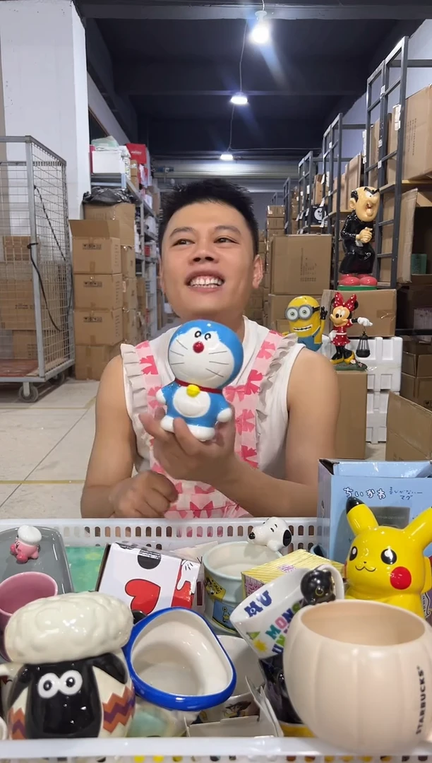 瓷片小号叮当猫钱罐冰裂
