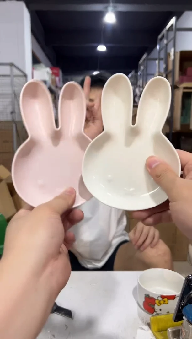 瓷片白色加粉色米菲兔头型小碟子