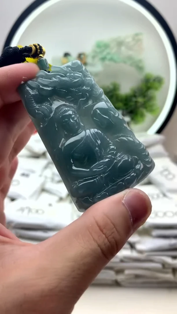 颈饰未镶嵌翡翠大日如来
