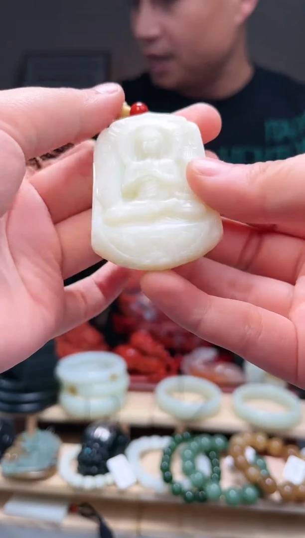 颈饰未镶嵌和田玉吊坠微瑕