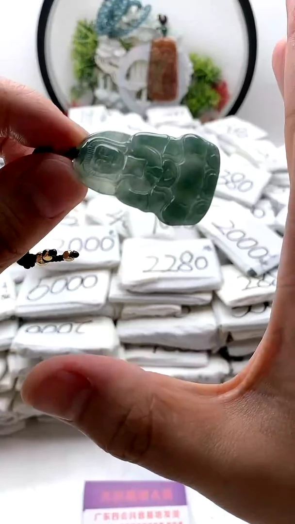 翡翠未镶嵌颈饰小观音