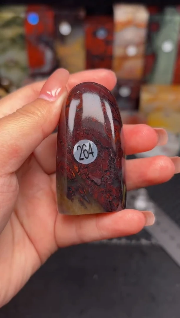 玉桂林鸡血玉摆件 编号：264