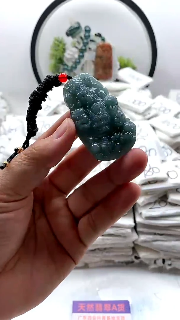 翡翠未镶嵌颈饰财神【品质一般介意慎拍】