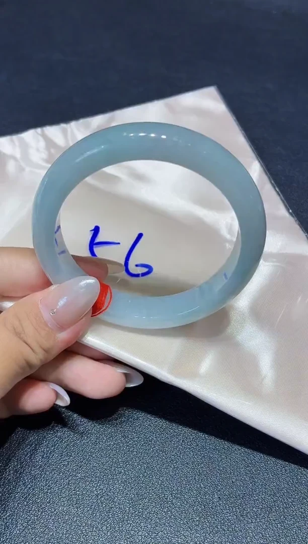 翡翠手镯未镶嵌翡翠手镯