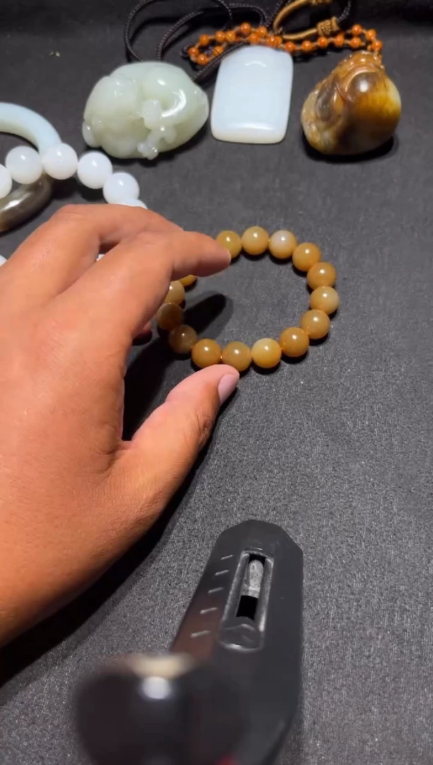 未镶嵌和田玉（糖玉）挂件和田玉