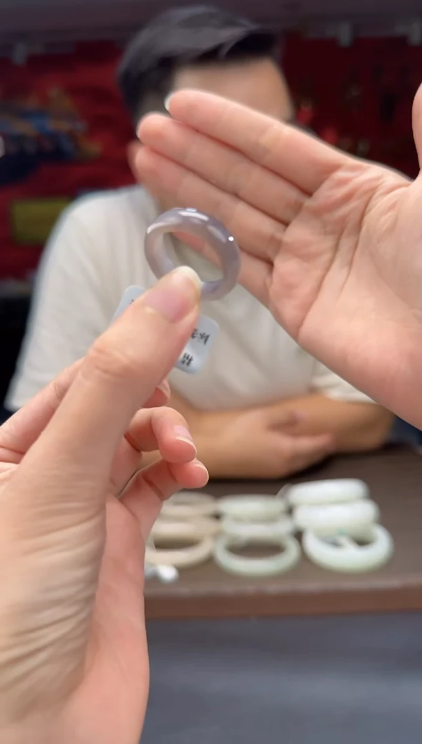 和田玉未镶嵌颈饰烟紫戒圈