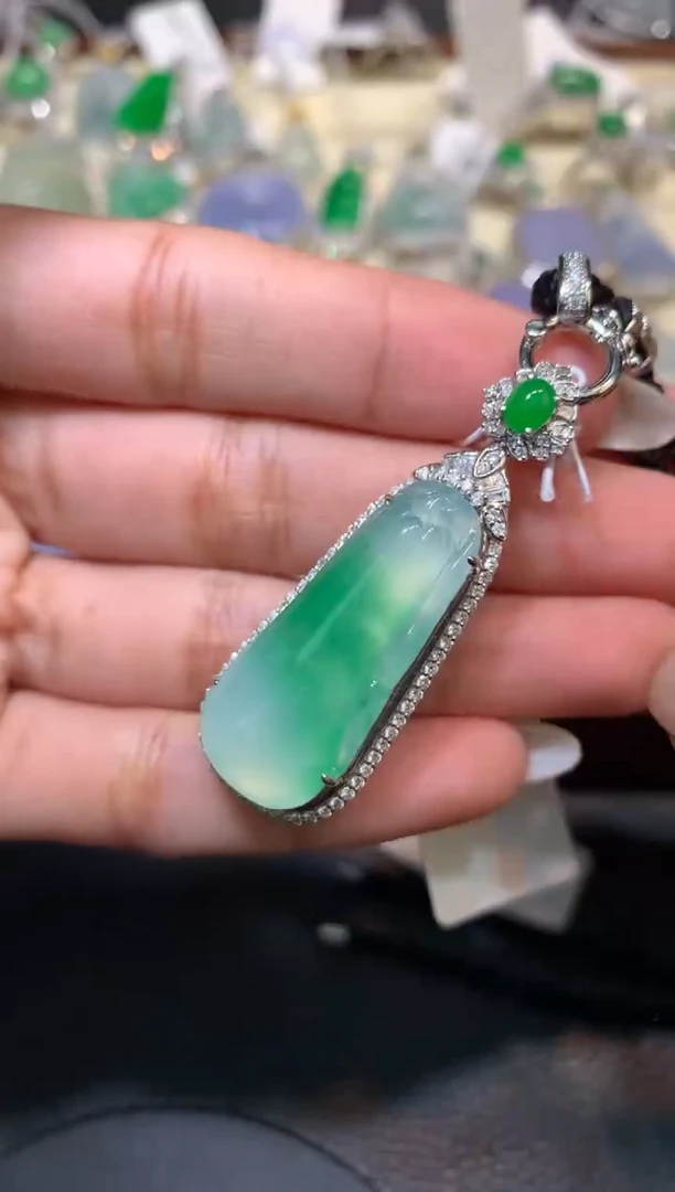 颈饰18K金镶嵌翡翠1