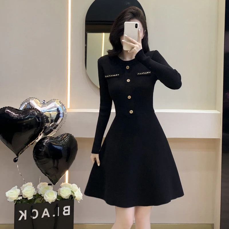 小香风连衣裙秋装女2025年新款轻奢高级感黑色配大衣A字针织裙子
