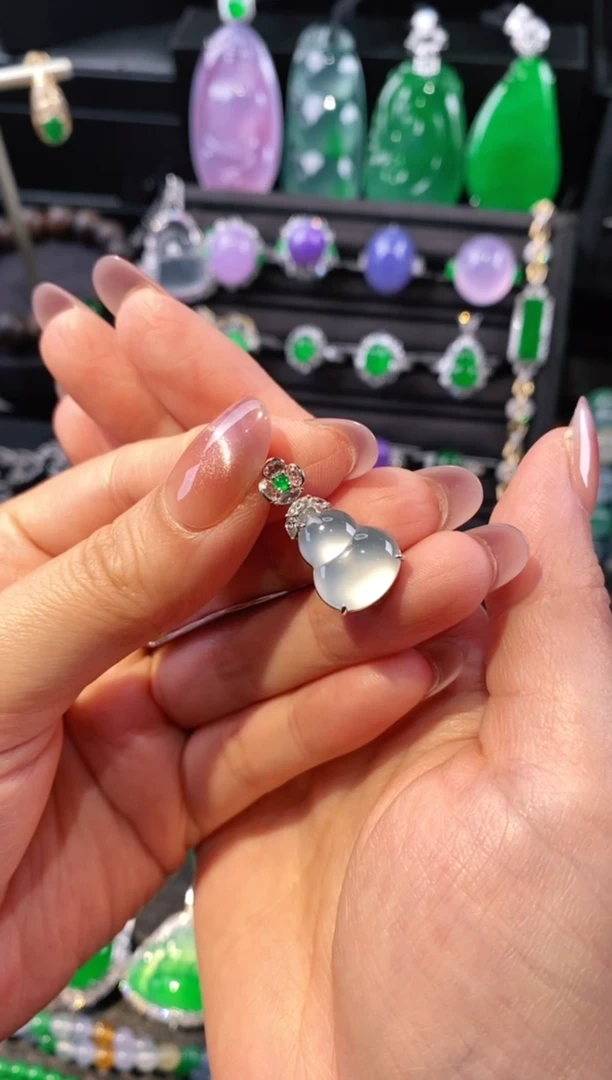 颈饰18K金镶嵌翡翠葫芦吊坠5221912