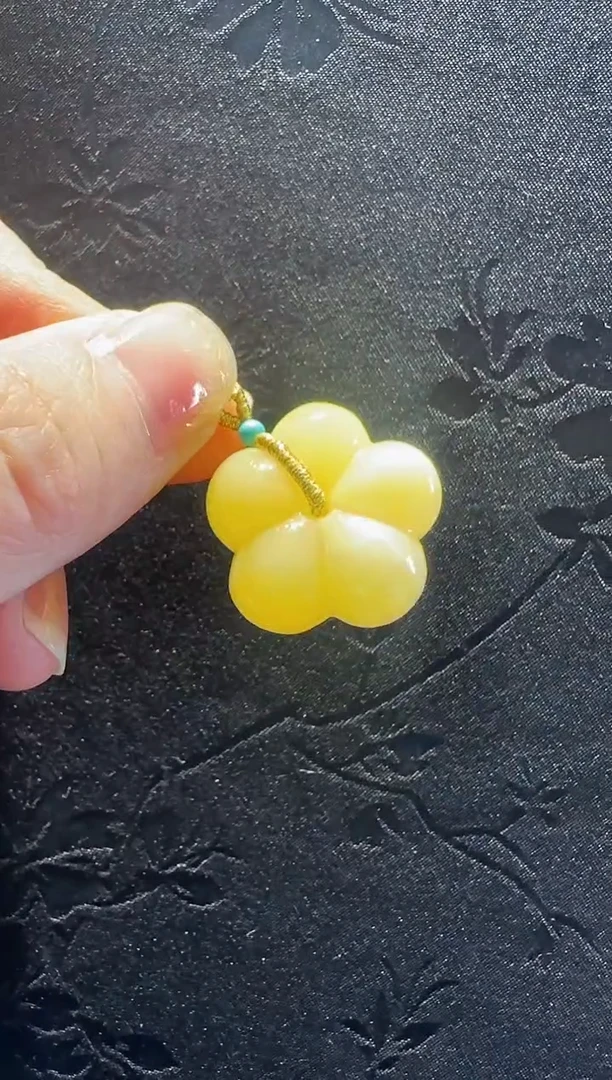 蜜蜡颈饰18K金镶嵌花花尺寸23.6*13.1mm
