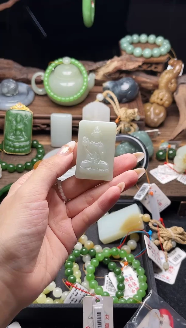 吊坠(不含链)未镶嵌和田玉且末青白 观音牌9014982