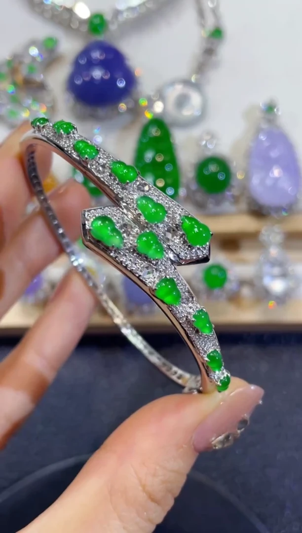 颈饰18K金镶嵌翡翠团购66