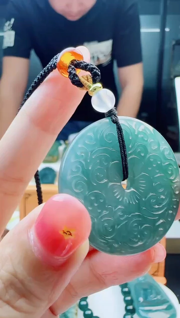 翡翠未镶嵌颈饰多样性发货其中一件
