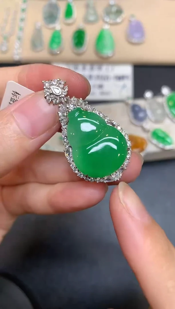 颈饰18K金镶嵌翡翠葫芦【无服务费