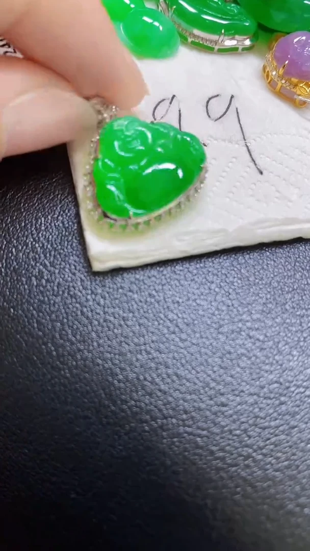 颈饰18K金镶嵌翡翠佛