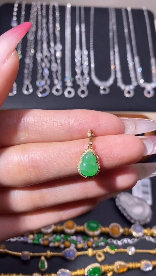 颈饰18K金镶嵌翡翠吊坠