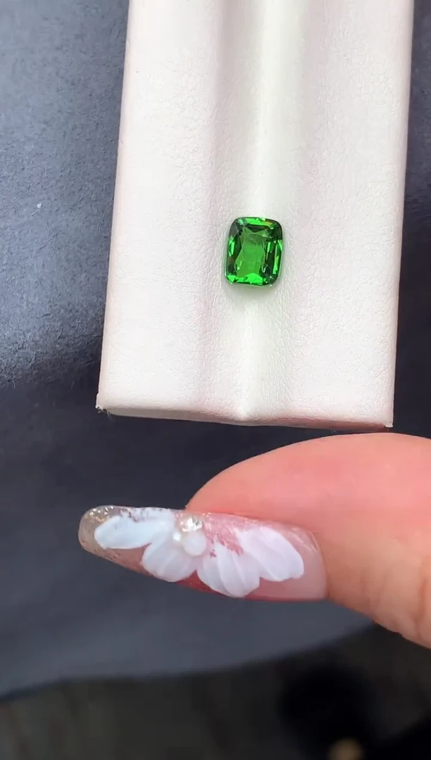 石榴石（沙弗莱）耳饰未镶嵌1.52克拉卡扎尼