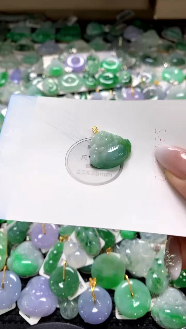 颈饰18K金镶嵌翡翠1111111111111111