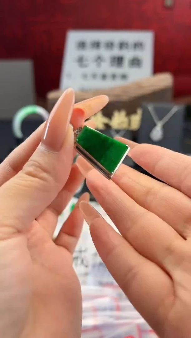 翡翠18K金镶嵌颈饰吊坠