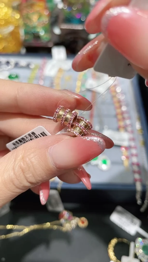 吊坠彩色蓝宝石18K金镶嵌吊坠 多样性发其一