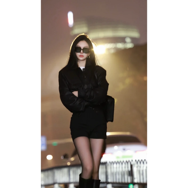 lele 复古风翻领设计款收腰短款皮衣外套 2510292PY