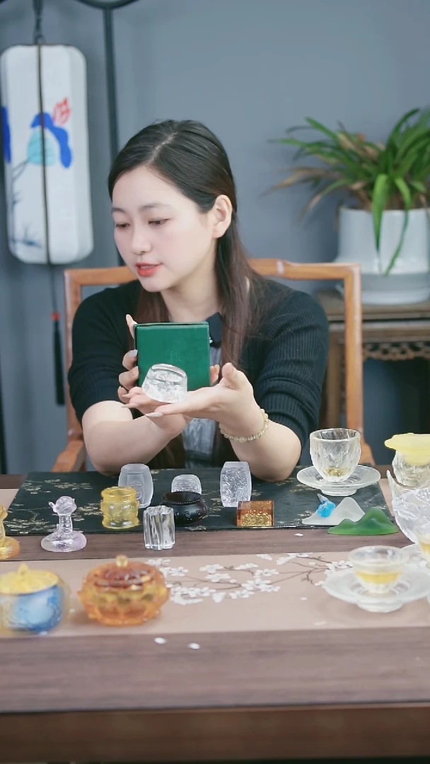 茶盏原矿水晶冰山镂空盖置