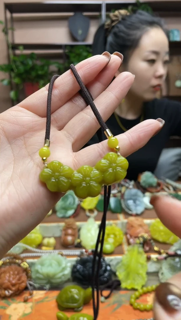 未镶嵌岫玉颈饰多样性发货发其中之一