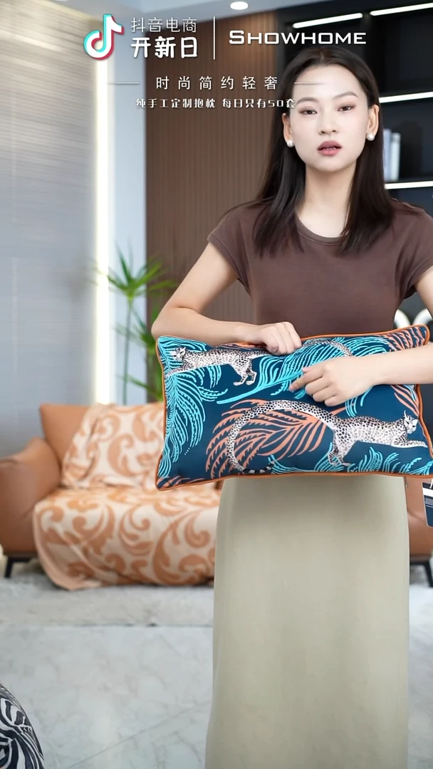 化纤豹纹图案腰枕30X50