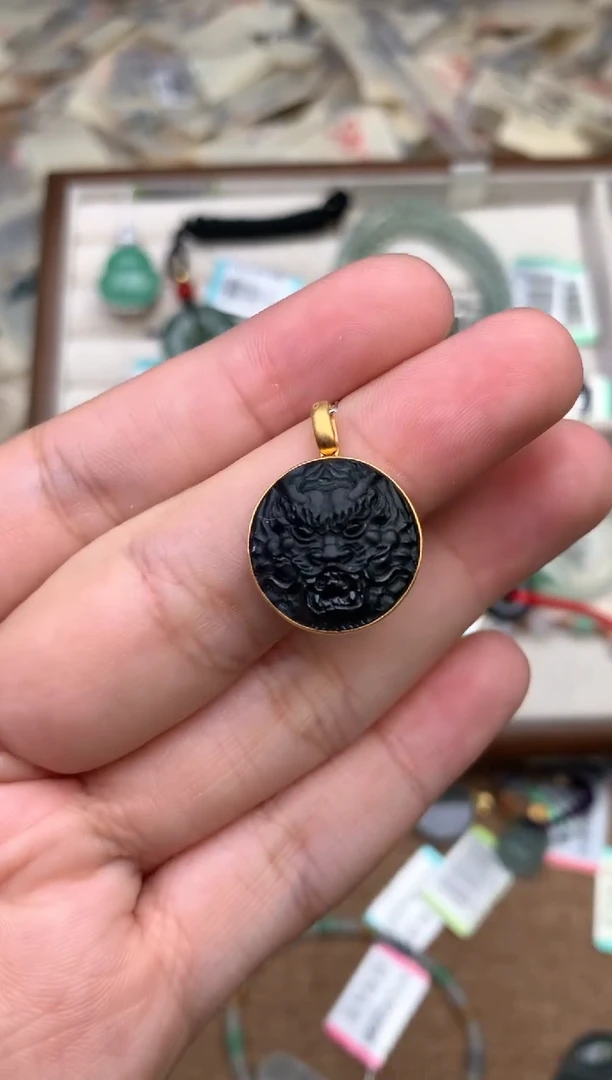 18K金镶嵌挂件翡翠一