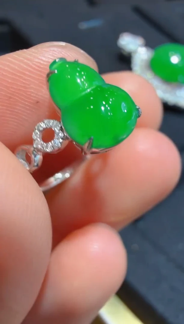 18K金镶嵌戒指翡翠多样性团购发一件（不退不换）