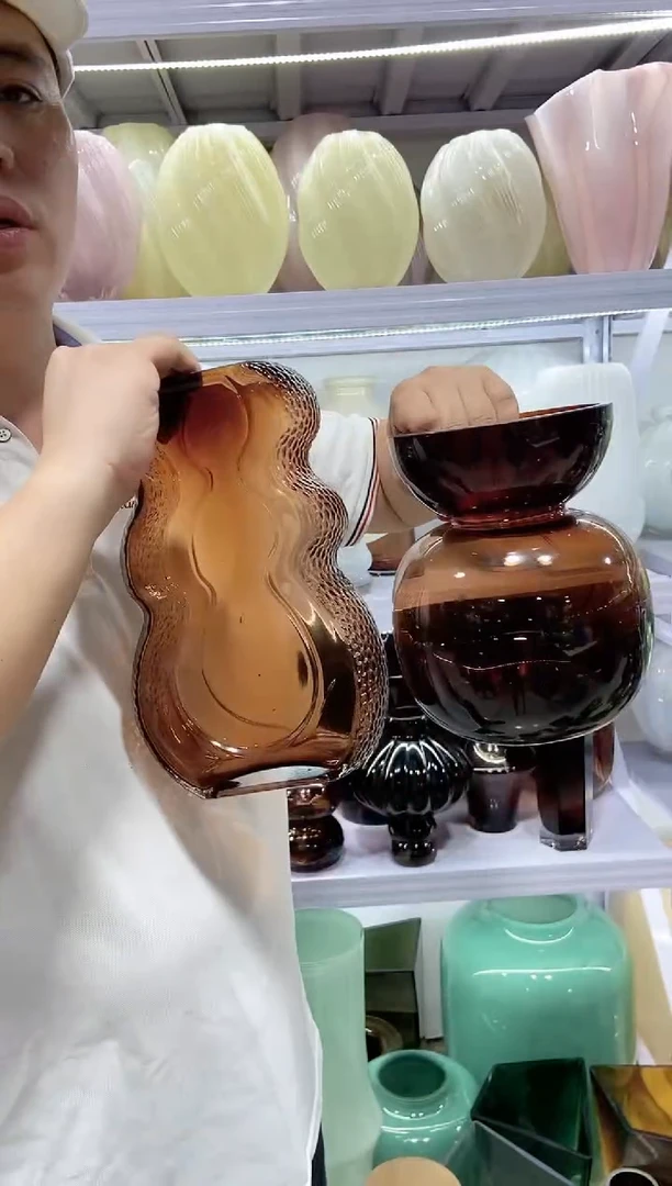 琥珀色葫芦扁瓶.+琥珀色花瓶2个