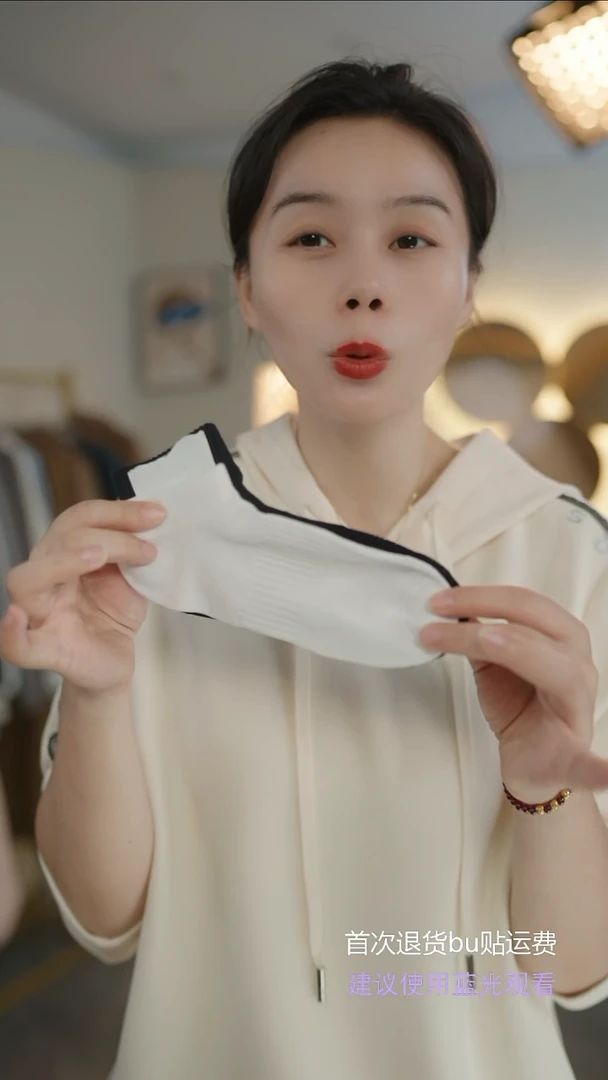 斐le家女袜发三双，两白一篮