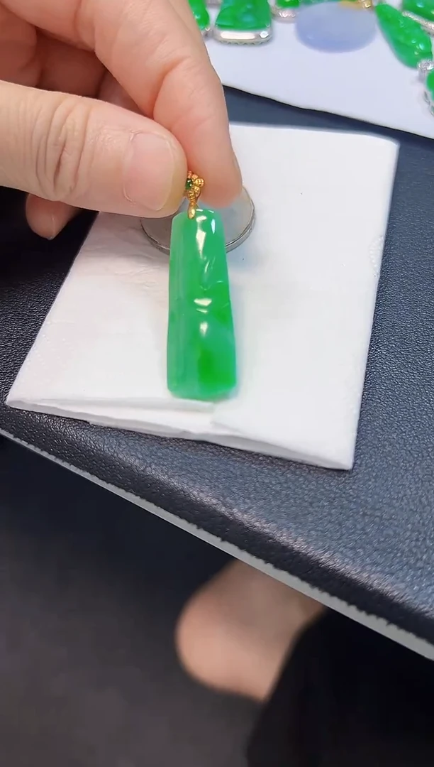 吊坠(不含链)18K金镶嵌翡翠2800