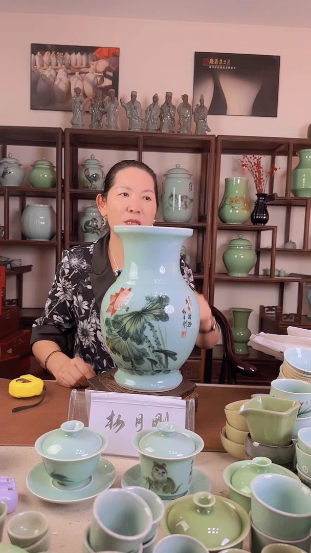 釉中彩 荷花画 盘口瓶B
