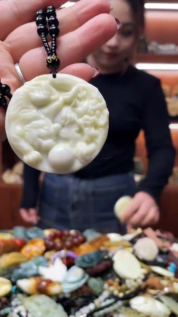 未镶嵌蛇纹石玉吊坠