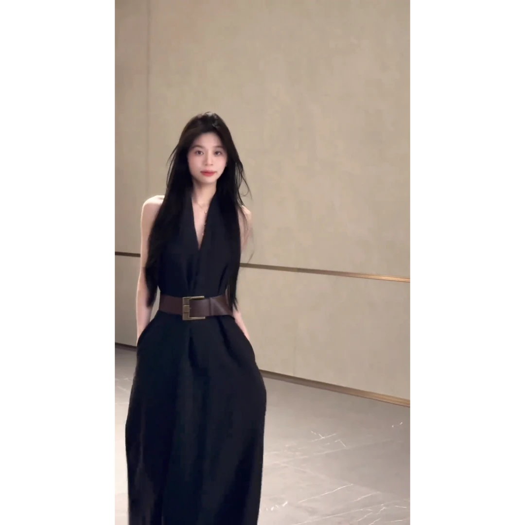 辣妹黑色V领挂脖连衣裙女夏季气质收腰显瘦无袖A字长裙