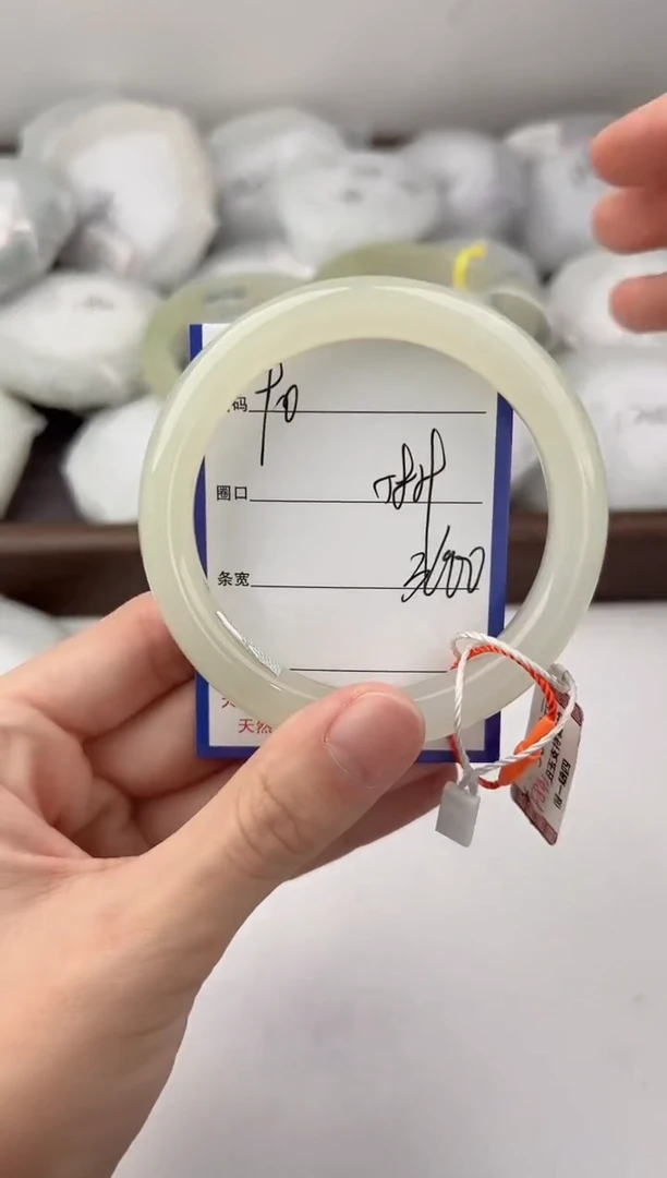 未镶嵌手镯和田玉90颜色微差无瑕疵